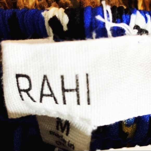RAHI crop top. Blue with black and yellow print. - Picture 5 of 6